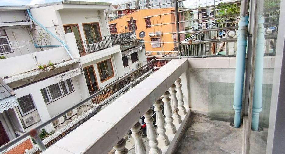 For sale 3 bedrooms retail Space in Phra Khanong, Bangkok