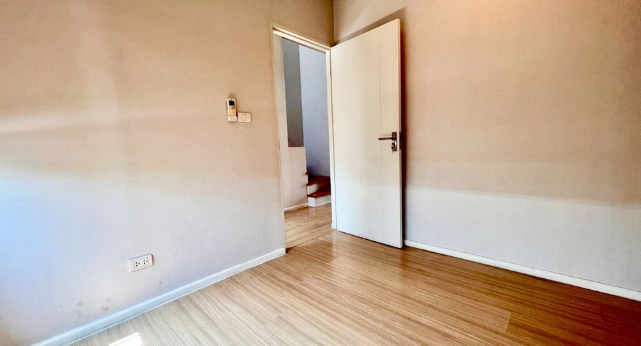 Casa adosada en venta de 4 habitaciones en Lak Si, Bangkok