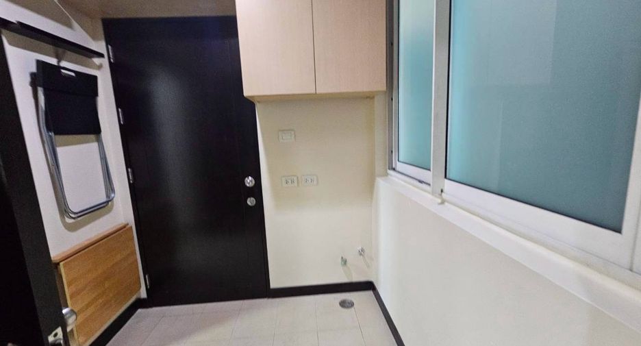 For rent 2 bedrooms condo in Pathum Wan, Bangkok