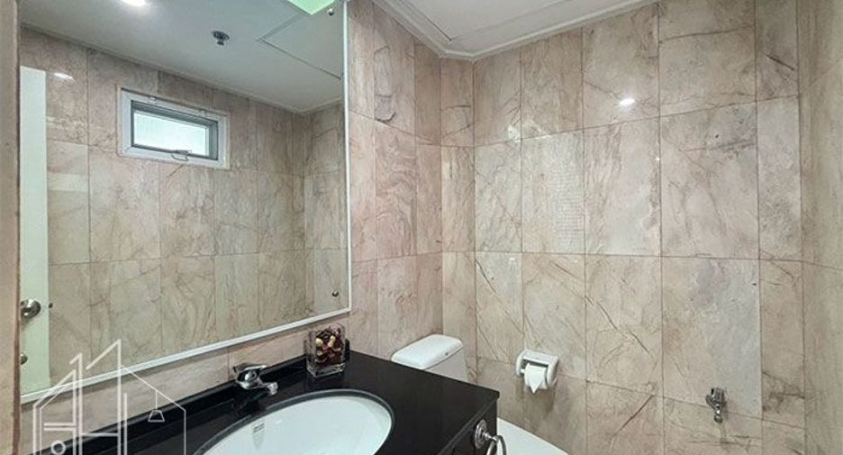 For rent 3 bedrooms condo in Khlong Toei, Bangkok