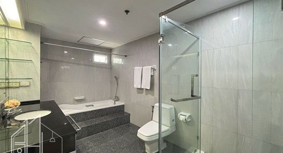 For rent 3 bedrooms condo in Khlong Toei, Bangkok