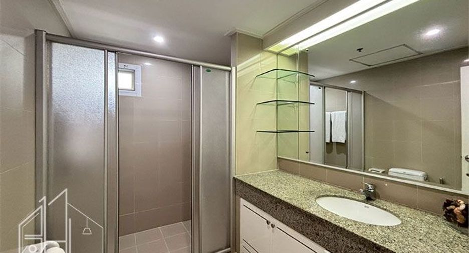 For rent 3 bedrooms condo in Khlong Toei, Bangkok