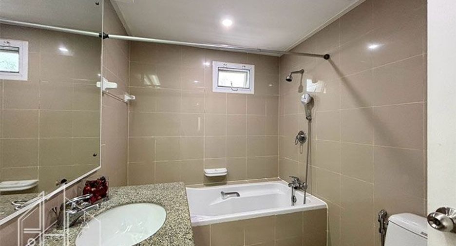 For rent 3 bedrooms condo in Khlong Toei, Bangkok