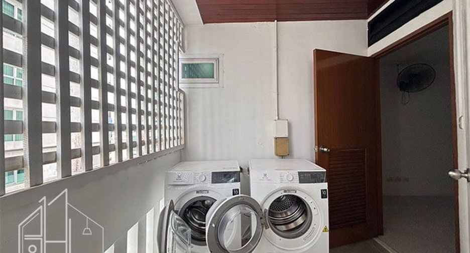 For rent 3 bedrooms condo in Khlong Toei, Bangkok