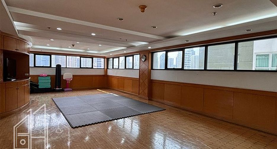 For rent 3 bedrooms condo in Khlong Toei, Bangkok