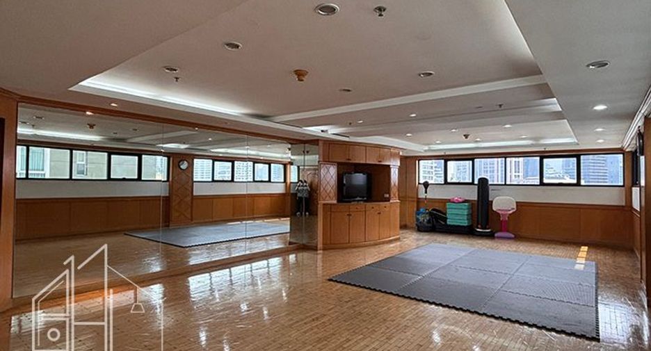 For rent 3 bedrooms condo in Khlong Toei, Bangkok