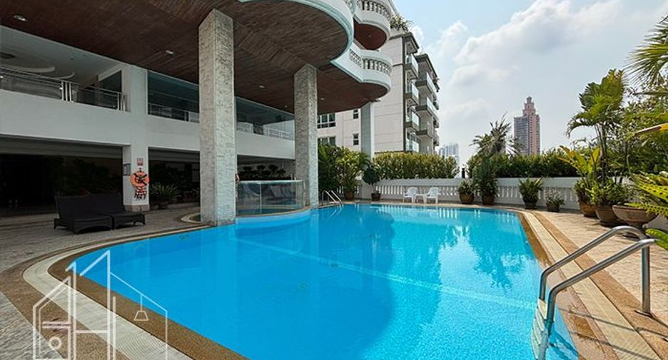 For rent 3 bedrooms condo in Khlong Toei, Bangkok