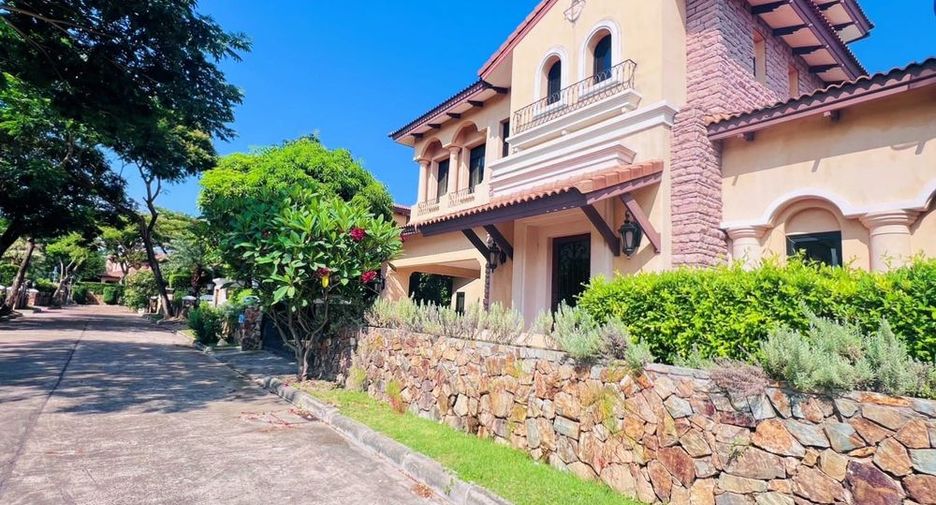 For rent 3 bedrooms villa in Huay Yai, Pattaya