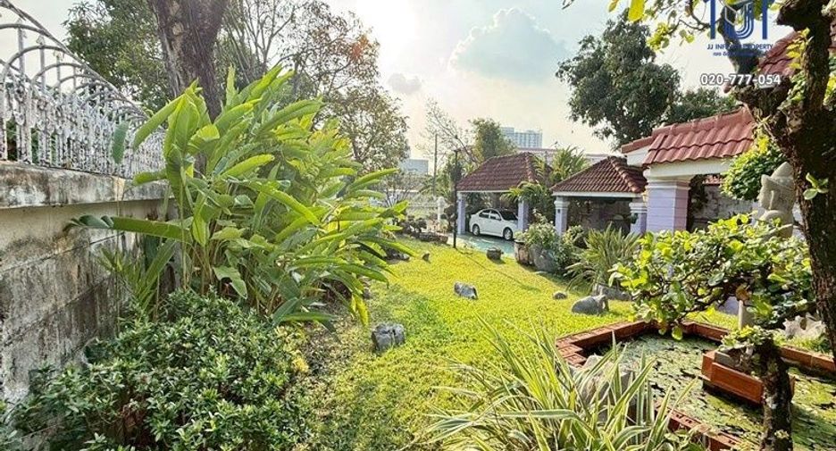 For sale 5 bedrooms house in Khan Na Yao, Bangkok