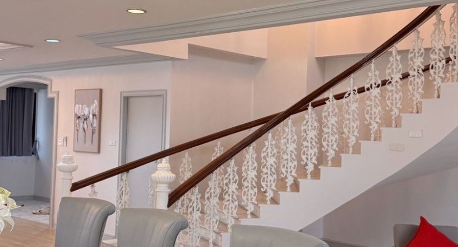 For rent 4 bedrooms condo in Watthana, Bangkok