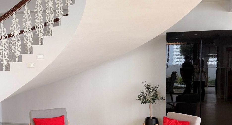 For rent 4 bedrooms condo in Watthana, Bangkok