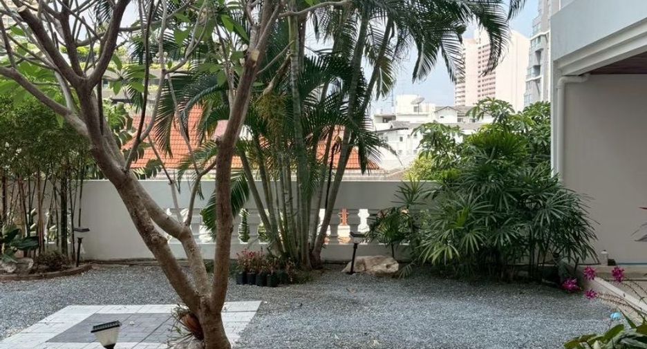For rent 4 bedrooms condo in Watthana, Bangkok