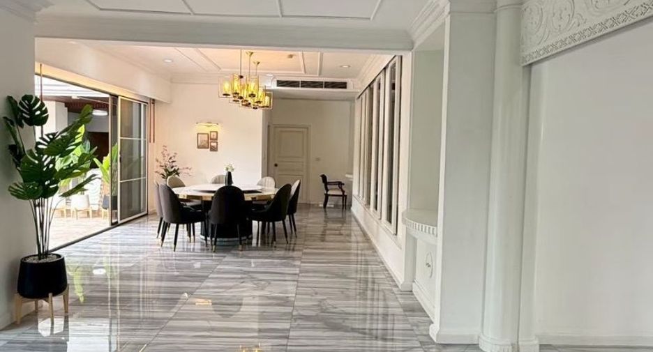 For rent 4 bedrooms condo in Watthana, Bangkok