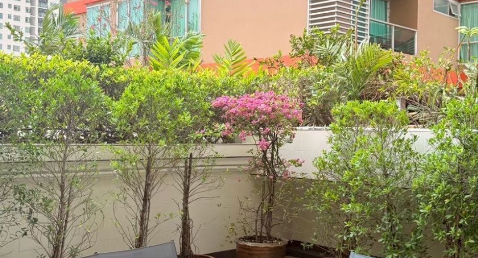 For rent 4 bedrooms condo in Watthana, Bangkok