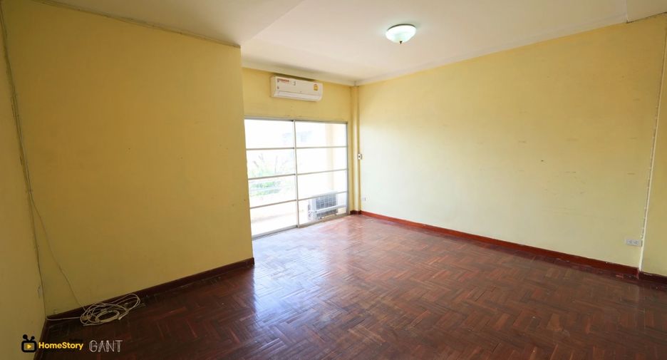 À vendre 4 chambres maison de ville à Bang Na, Bangkok