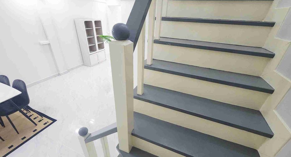Casa adosada en venta de 3 habitaciones en Khan Na Yao, Bangkok