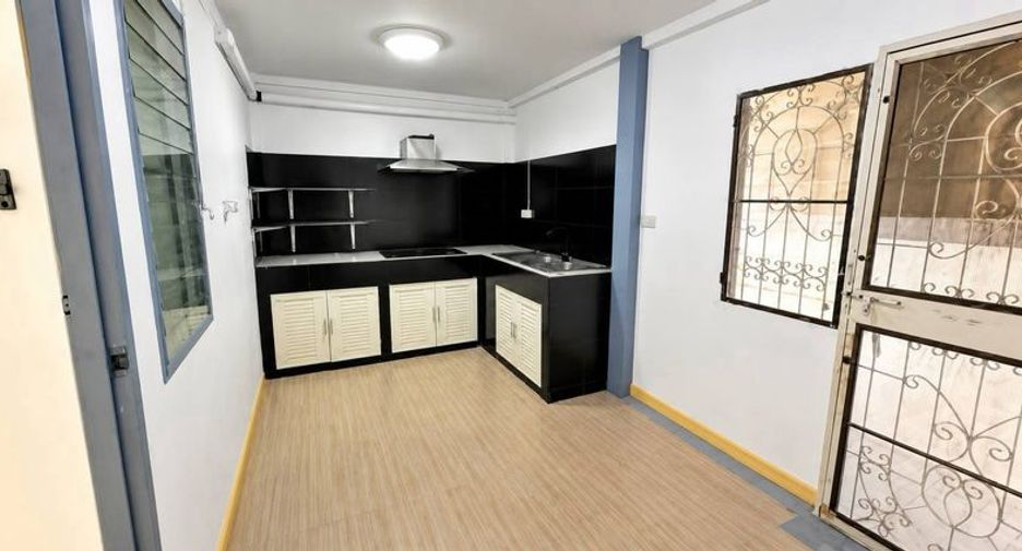 À vendre 2 chambres maison à Si Racha, Chonburi