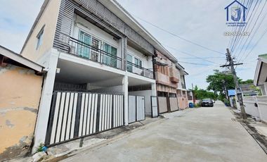 À vendre 2 chambres maison de ville à Bang Khen, Bangkok