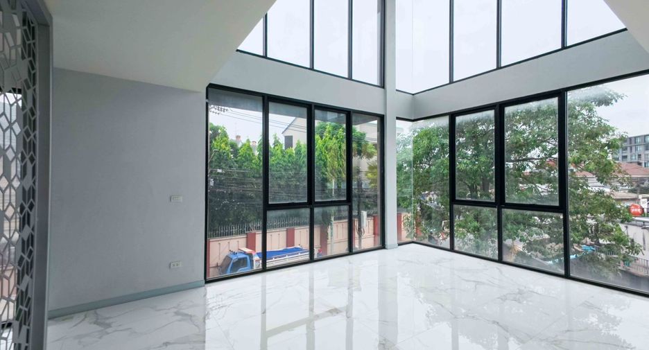 À vendre 3 chambres maison de ville à Wang Thonglang, Bangkok