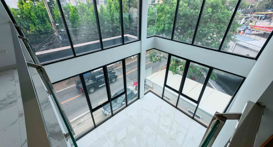 À vendre 3 chambres maison de ville à Wang Thonglang, Bangkok