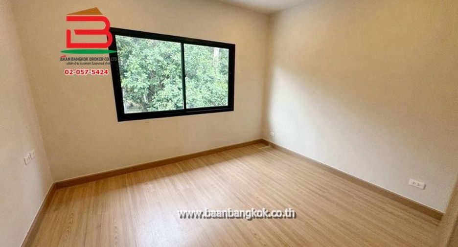 À vendre 2 chambres maison de ville à Lam Luk Ka, Pathum Thani