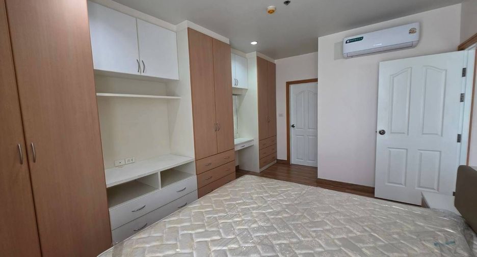 For rent 2 bedrooms condo in Huai Khwang, Bangkok