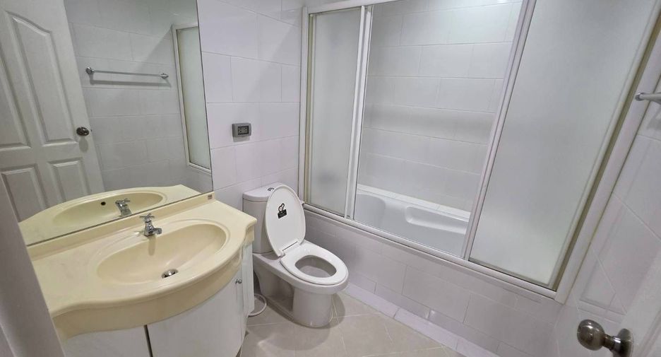 For rent 2 bedrooms condo in Huai Khwang, Bangkok