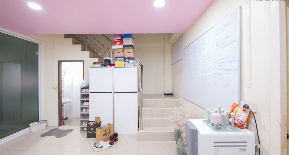 Local comercial en venta de 2 habitaciones en Rat Burana, Bangkok