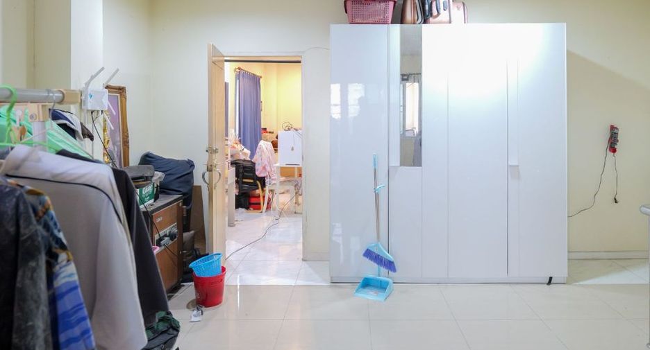 Local comercial en venta de 2 habitaciones en Rat Burana, Bangkok