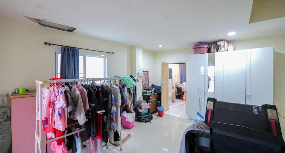 Local comercial en venta de 2 habitaciones en Rat Burana, Bangkok