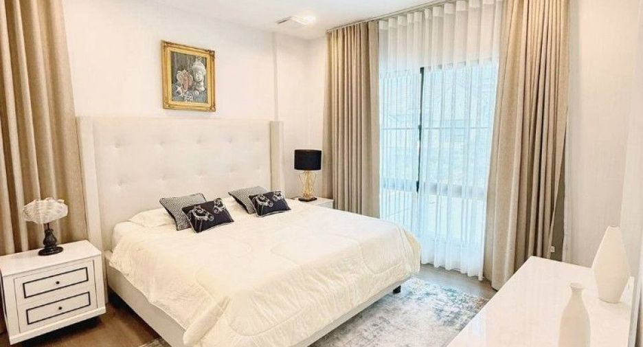 For sale 4 ベッドルーム townhouse in Saphan Sung, Bangkok