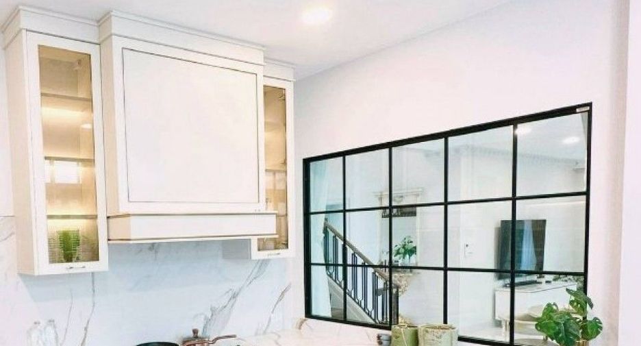 For sale 4 ベッドルーム townhouse in Saphan Sung, Bangkok