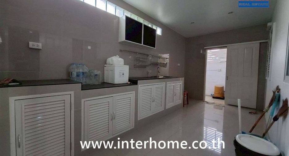For sale 3 bedrooms townhouse in Mueang Samut Sakhon, Samut Sakhon