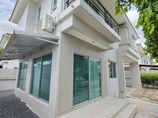 Casa en alquiler de 3 habitaciones en Thanyaburi, Pathum Thani