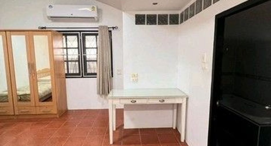 For rent 3 bedrooms house in Saphan Sung, Bangkok