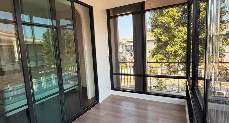 Casa en venta y en alquiler de 3 habitaciones en Prawet, Bangkok