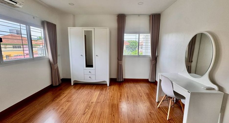 Casa en alquiler de 3 habitaciones en Si Racha, Chonburi