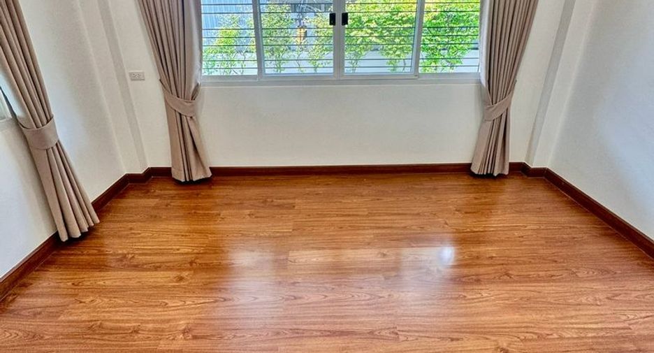 Casa en alquiler de 3 habitaciones en Si Racha, Chonburi