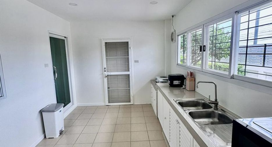 Casa en alquiler de 3 habitaciones en Si Racha, Chonburi