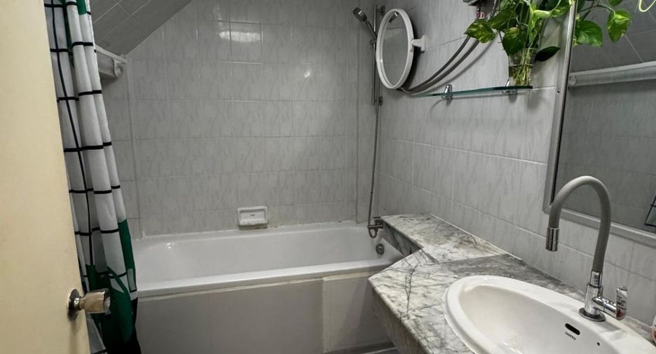 For rent 3 bedrooms townhouse in Bang Na, Bangkok