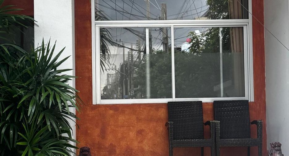 For rent 3 bedrooms townhouse in Bang Na, Bangkok