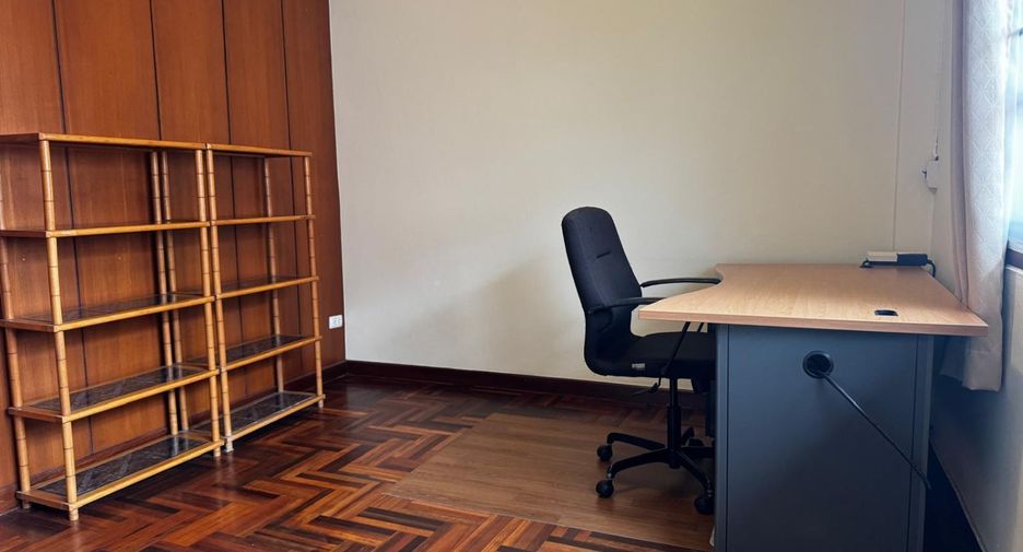 For rent 3 bedrooms townhouse in Bang Na, Bangkok