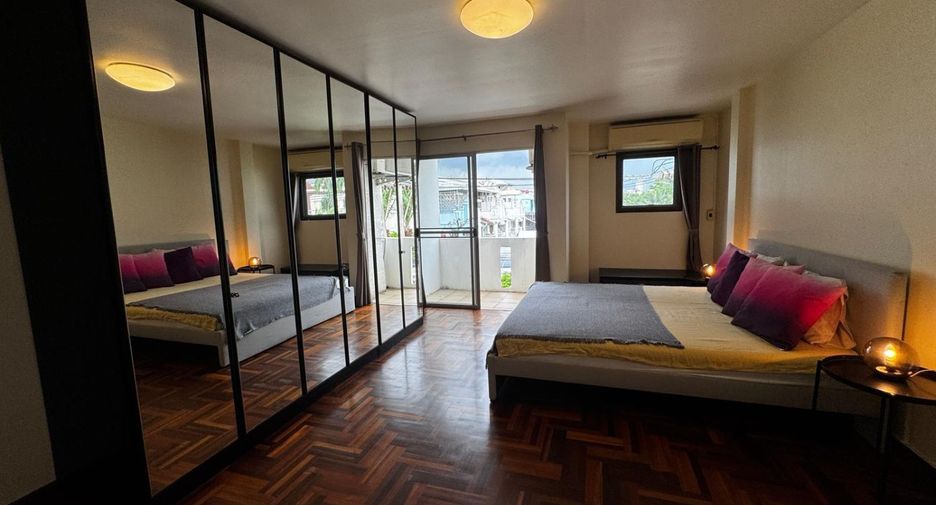 For rent 3 bedrooms townhouse in Bang Na, Bangkok