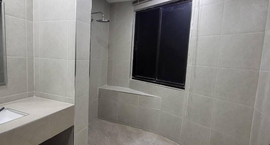 Аренда 4 спальни кондо в Щаттхана, Бангкок