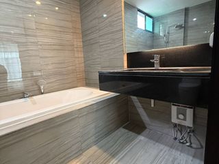 For rent 3 bedrooms townhouse in Saphan Sung, Bangkok