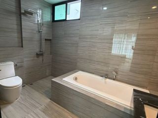 For rent 3 bedrooms townhouse in Saphan Sung, Bangkok