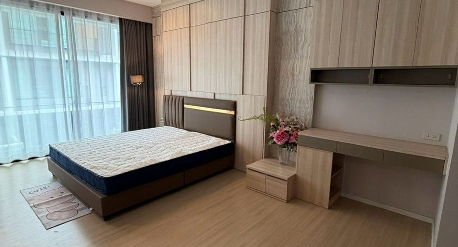 For rent 3 bedrooms townhouse in Saphan Sung, Bangkok