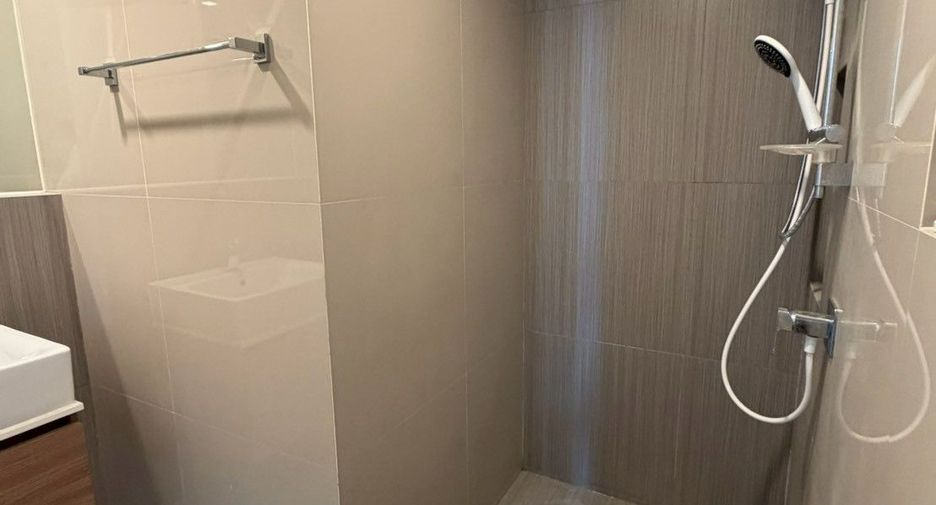 For rent 3 bedrooms townhouse in Saphan Sung, Bangkok