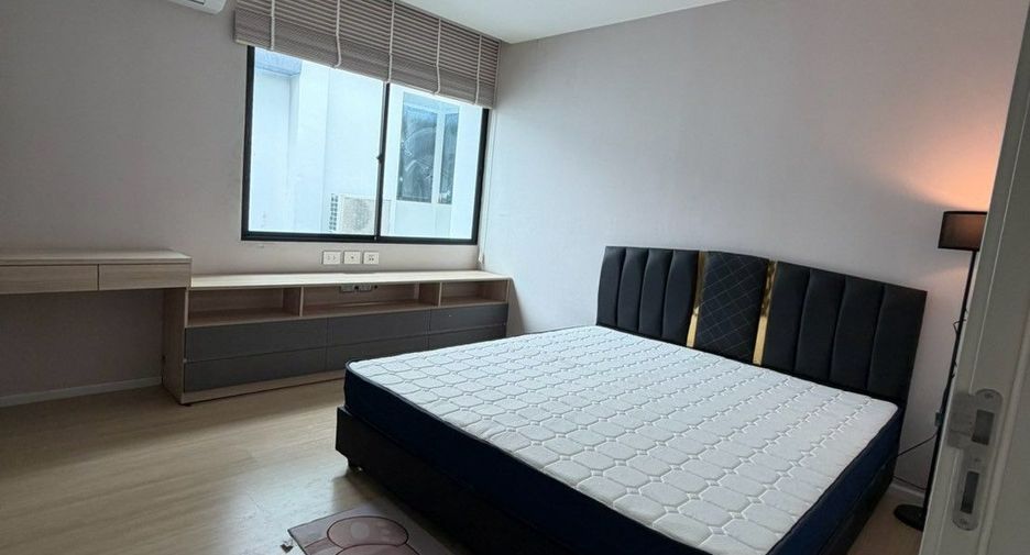 For rent 3 bedrooms townhouse in Saphan Sung, Bangkok
