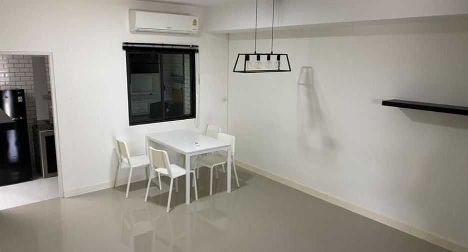 Casa adosada en alquiler de 3 habitaciones en Prawet, Bangkok